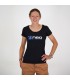 Frau mit schwarzem New Logo T-Shirt der Marke Neo