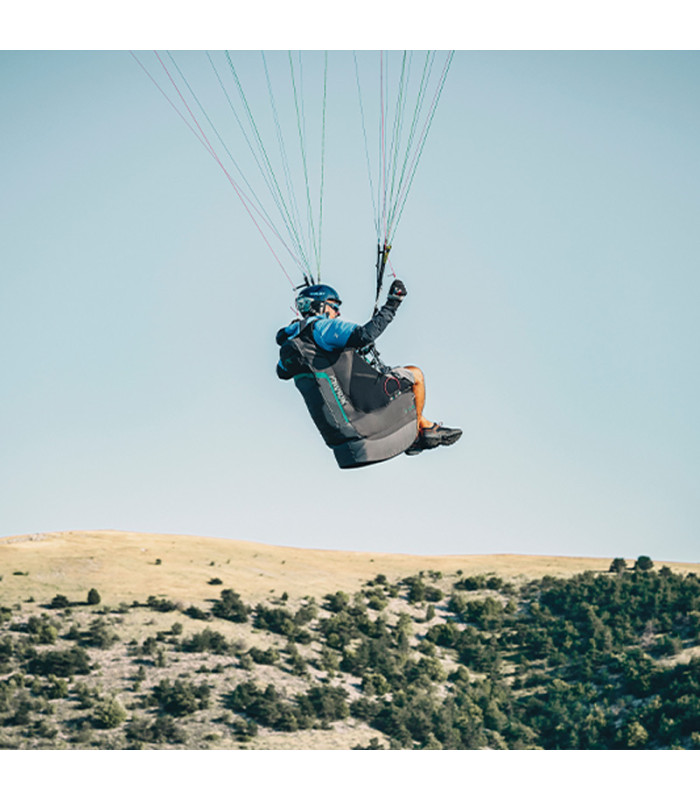 Sellette de parapente Konvers 3 dans les airs